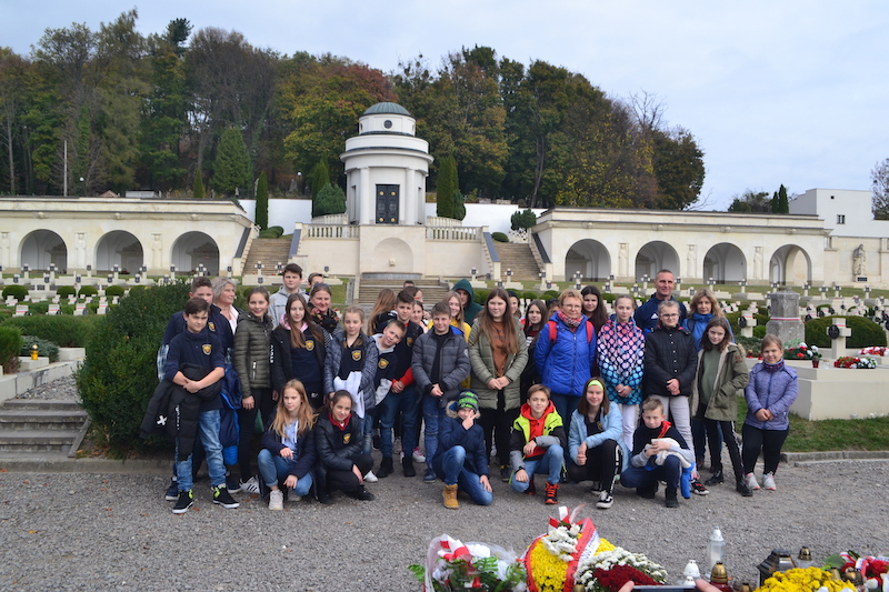 Światełka pamięci dla Polaków spoczywających na kresowych nekropoliach